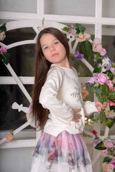 Chica Morena Con Pelo Largo Con Flores Las Manos — Foto de Stock