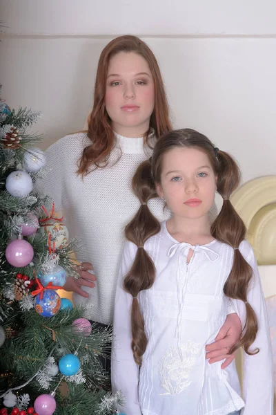 Μελαχρινή Αδερφές Κορίτσια Χριστούγεννα Λευκό Πουλόβερ Στο Χριστουγεννιάτικο Δέντρο — Φωτογραφία Αρχείου