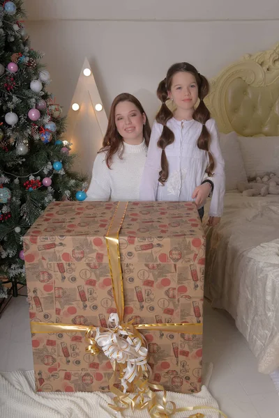 Duas Irmãs Meninas Morenas Com Enorme Presente Natal — Fotografia de Stock