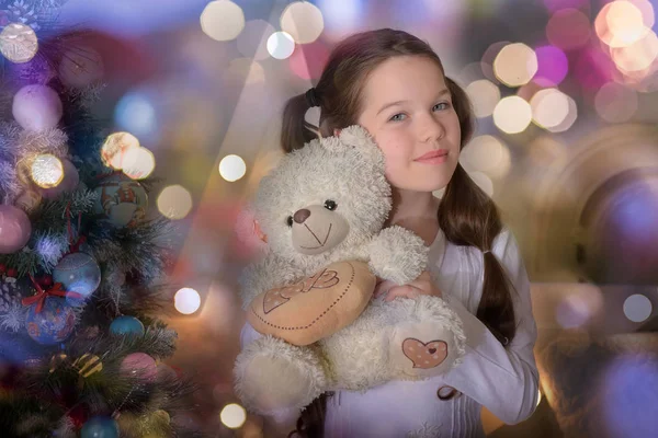 クリスマスで手にテディベアのブルネットの少女の肖像画 — ストック写真