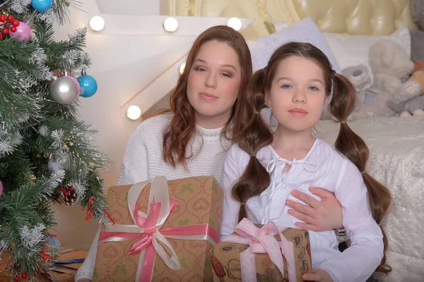 Meninas Irmãs Morena Com Presentes Natal Camisolas Brancas Árvore Natal — Fotografia de Stock