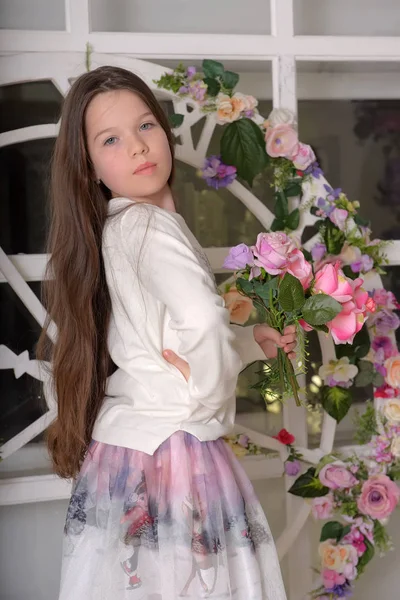 Menina Morena Com Cabelos Longos Com Flores Suas Mãos — Fotografia de Stock