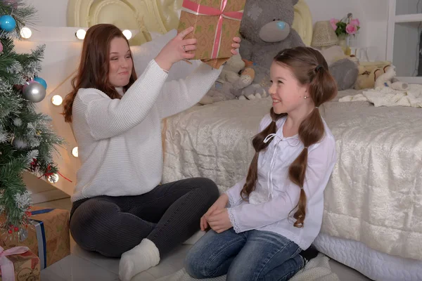 Brunette Soeur Filles Avec Des Cadeaux Noël Chandails Blancs Amuser — Photo