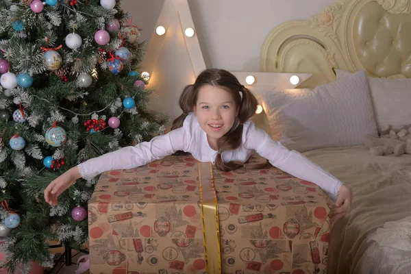 Portrait Fille Brune Avec Énorme Cadeau Noël — Photo