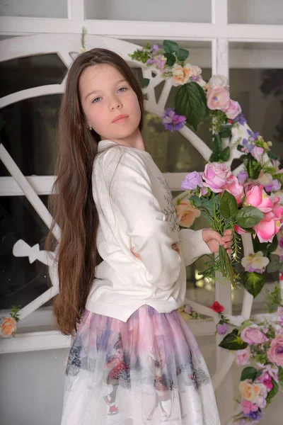 Brünettes Mädchen Mit Langen Haaren Und Blumen Den Händen — Stockfoto