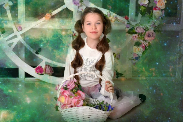 Brünettes Mädchen Mit Einem Weidenkorb Mit Blumen Studio — Stockfoto