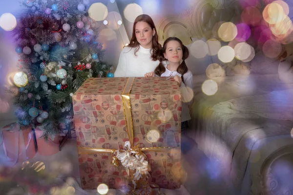 Brunette Meisjes Twee Zussen Met Een Enorm Geschenk Met Kerstmis — Stockfoto