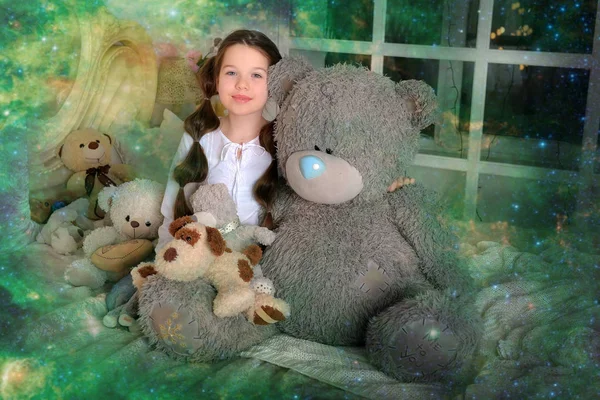 Bonito Menina Abraço Grande Urso Cama Pela Manhã — Fotografia de Stock