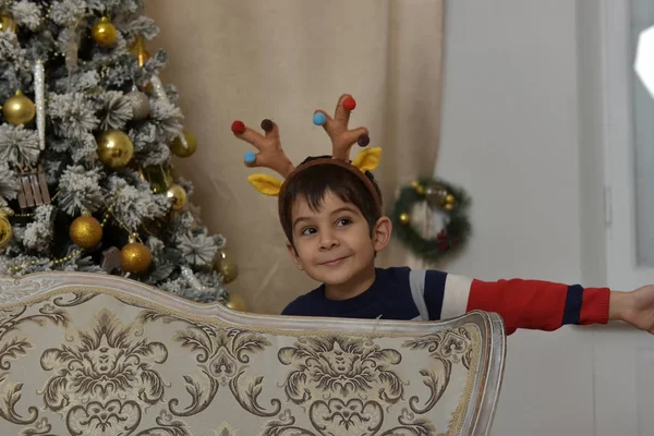 Kleiner Junge Pullover Weihnachtsbaum Mit Hirschhörnern — Stockfoto