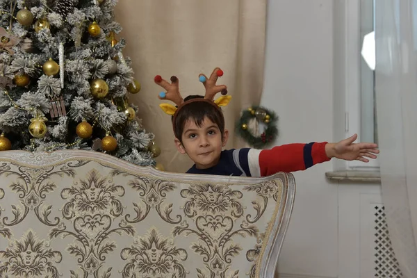 Menino Uma Camisola Árvore Natal Com Chifres Veado — Fotografia de Stock