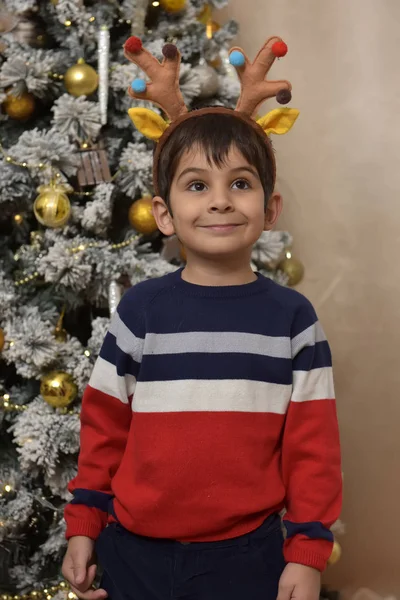 Menino Uma Camisola Árvore Natal Com Chifres Veado — Fotografia de Stock