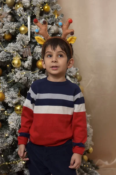 Menino Uma Camisola Árvore Natal Com Chifres Veado — Fotografia de Stock