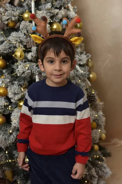 Menino Uma Camisola Árvore Natal Com Chifres Veado — Fotografia de Stock