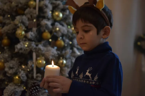 Menino Uma Camisola Azul Árvore Natal Com Chifres Veado Uma — Fotografia de Stock