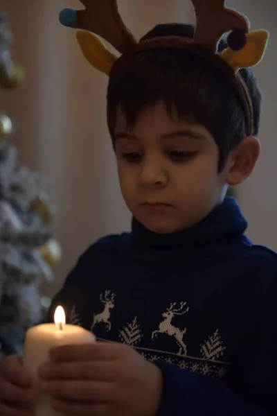 Menino Uma Camisola Azul Árvore Natal Com Chifres Veado Uma — Fotografia de Stock