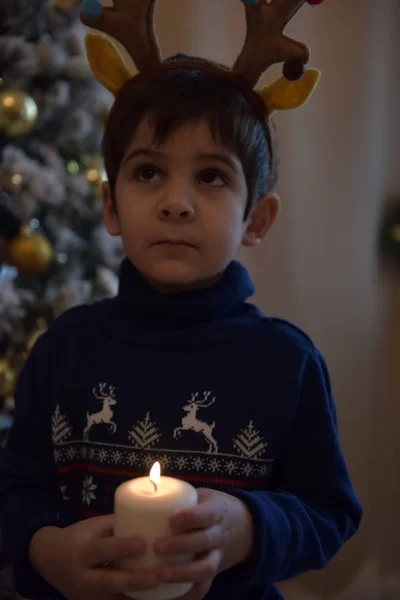 Menino Uma Camisola Azul Árvore Natal Com Chifres Veado Uma — Fotografia de Stock