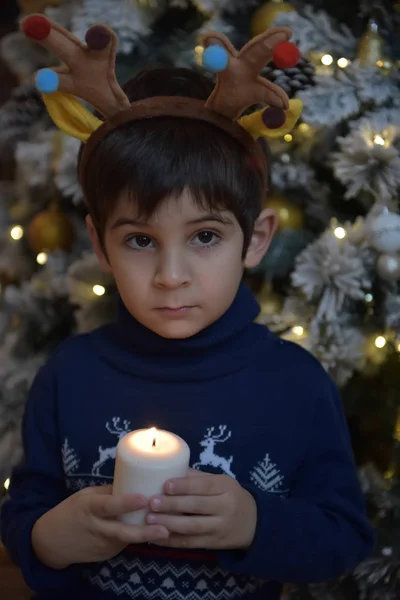 Menino Uma Camisola Azul Árvore Natal Com Chifres Veado Uma — Fotografia de Stock