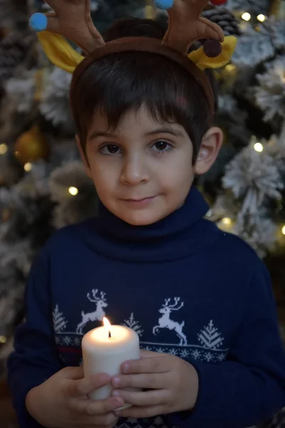 Anak Kecil Dengan Sweater Biru Pohon Natal Dengan Tanduk Rusa — Stok Foto