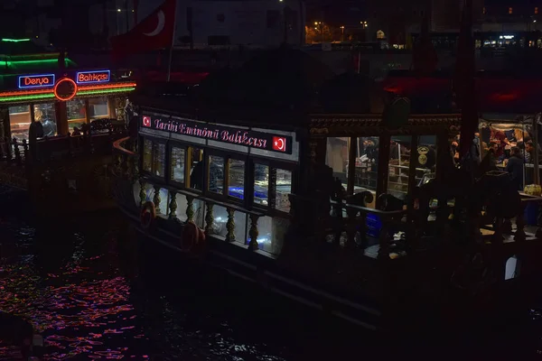 Istanbul Türkiye 2018 Eminönü Iskelede Renkli Akşam Işıklar Demirleyen Yüzen — Stok fotoğraf