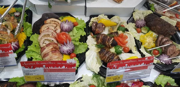 Rússia São Petersburgo 2019 Rolos Carne Com Legumes Departamento Culinária — Fotografia de Stock