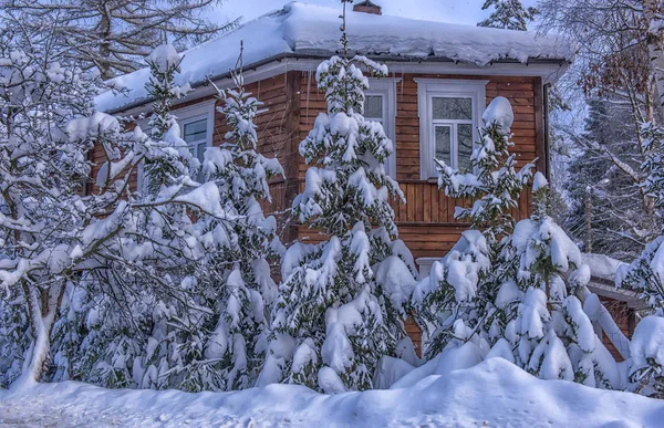 Holzhaus Winter Verschneit Und Bäume Schneefall Davor — Stockfoto