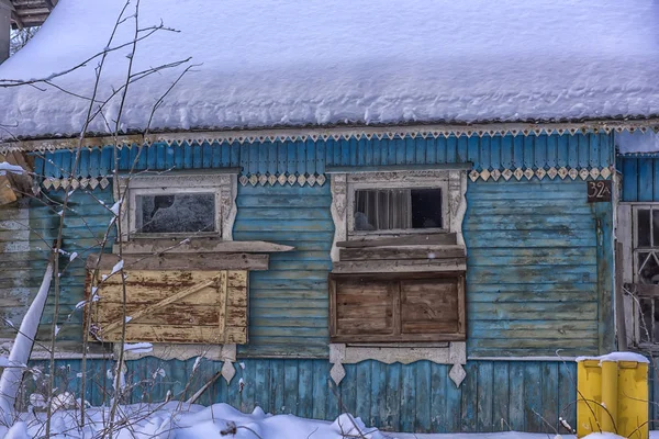 Holzhaus Winter Schneebedeckt Mit Vergitterten Fenstern — Stockfoto