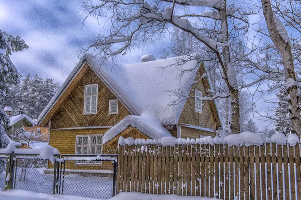 Дерев Яний Котедж Сніг Взимку Дерева Снігопаді Перед Ним — стокове фото