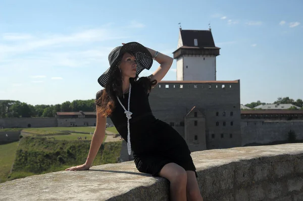 Женщина Черном Платье Шляпе Фоне Средневековой Крепости — стоковое фото