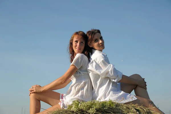 Two Women White Shirts Field Haystack — Stock Photo, Image