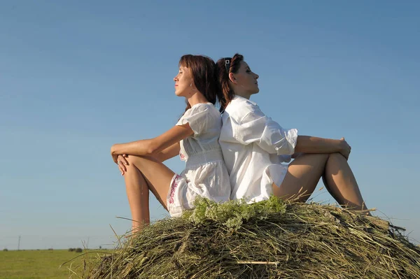 Twee Vrouwen Witte Shirts Een Veld Een Hooiberg — Stockfoto