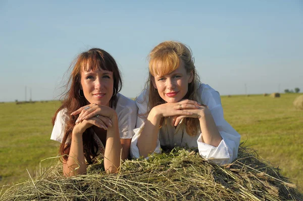 Two Women White Shirts Field Haystack — Stock Photo, Image