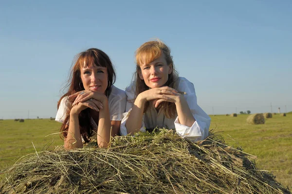 Дві Жінки Білих Сорочках Полі Стовбурі Сіна — стокове фото