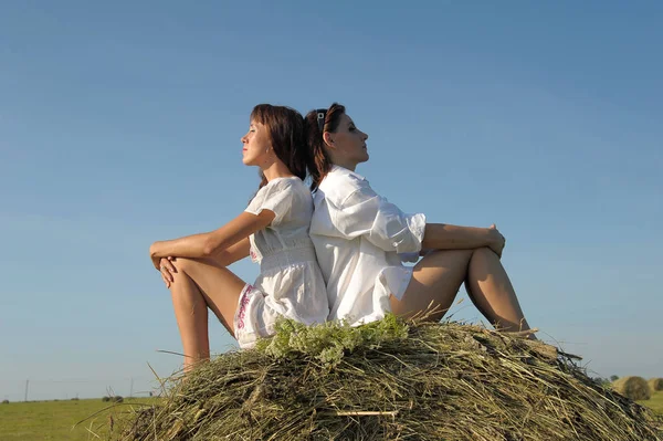 Two Women White Shirts Field Haystack — Stock Photo, Image