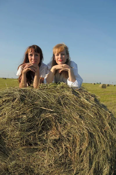 Two Women White Shirts Field Haystack — Stock Photo, Image