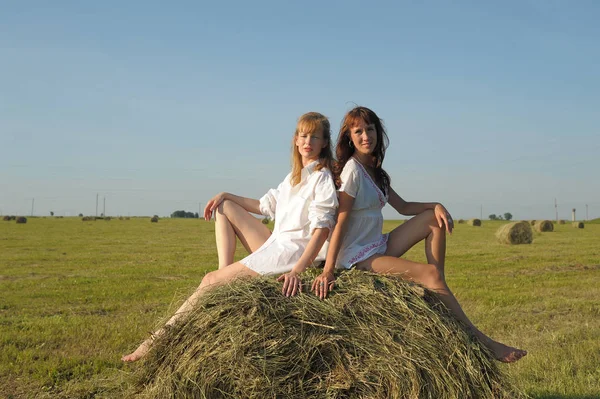 Duas Mulheres Camisas Brancas Campo Palheiro — Fotografia de Stock