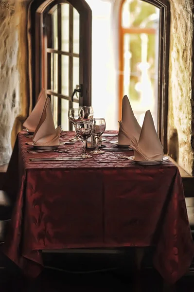 Restaurant Table Red Tablecloth Wooden Chairs — Stock Photo, Image