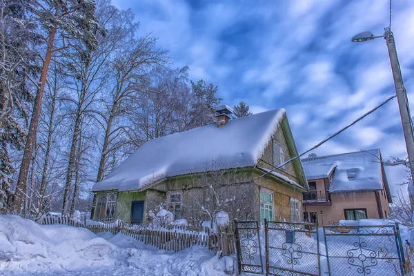 Vieja Casa Madera Nieve Invierno Pueblo Ruso — Foto de Stock