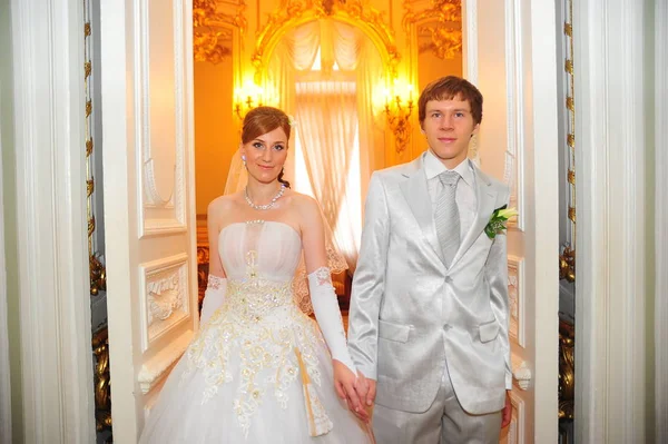 Couple Newlyweds Come Out Door — Stock Photo, Image