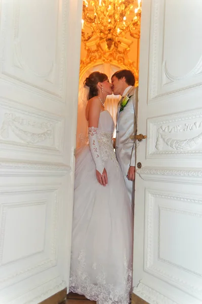 新婚夫妇在门口接吻 — 图库照片