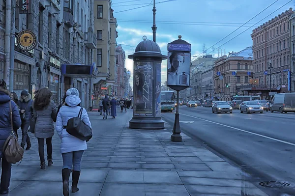 Rusya Petersburg 2013 Nevsky Prospect Bulutlu Bir Günde Kışın Yayalar — Stok fotoğraf