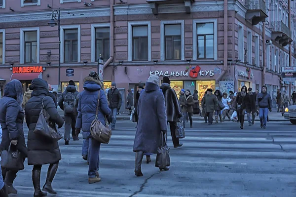 Rússia São Petersburgo 2013 Nevsky Prospect Pedestres Inverno Dia Nublado — Fotografia de Stock