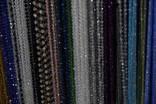 Perles Différentes Couleurs Suspendues Fond — Photo