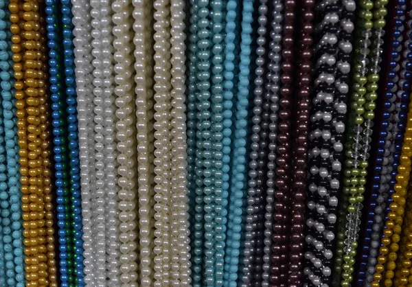 Perlen Verschiedenen Farben Hängen Hintergrund — Stockfoto