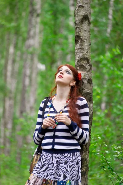 红头发的吉普赛人与在森林中的手露 — 图库照片