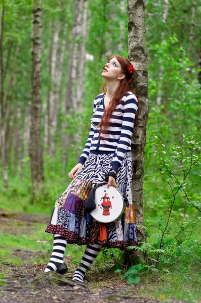 Gitane Rousse Avec Tambourin Dans Forêt — Photo