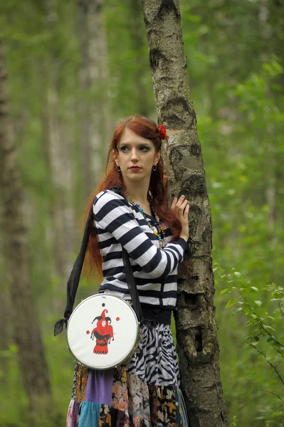 森でタンバリンを持つ赤髪のジプシー — ストック写真
