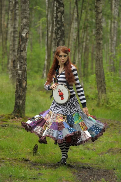 森でタンバリンを持つ赤髪のジプシー — ストック写真