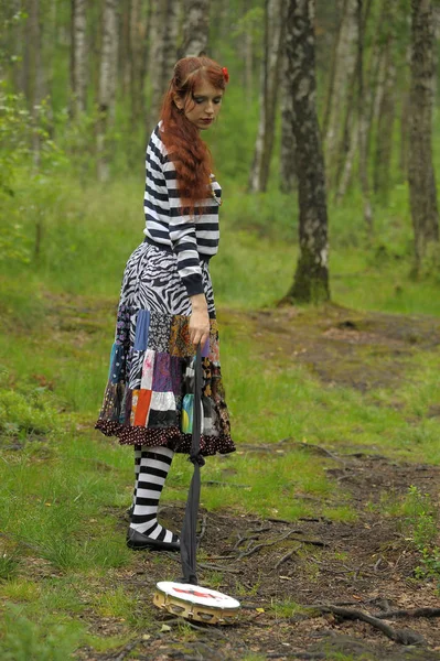 Gitane Rousse Avec Tambourin Dans Forêt — Photo