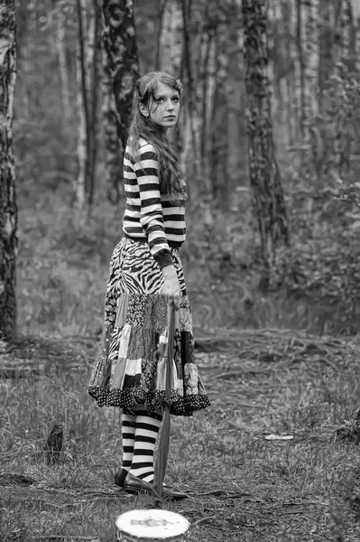 Rothaarige Zigeunerin Mit Tamburin Wald — Stockfoto