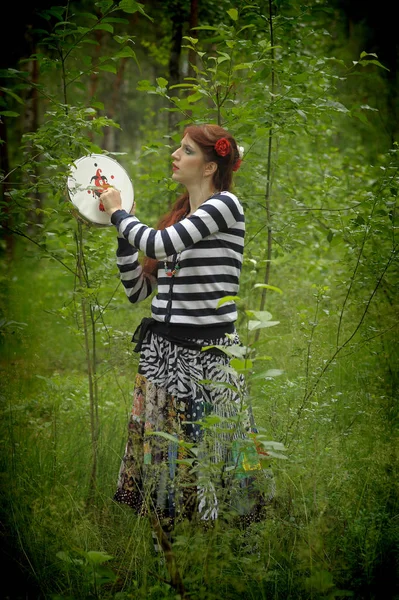 Gitane Rousse Avec Tambourin Dans Forêt — Photo